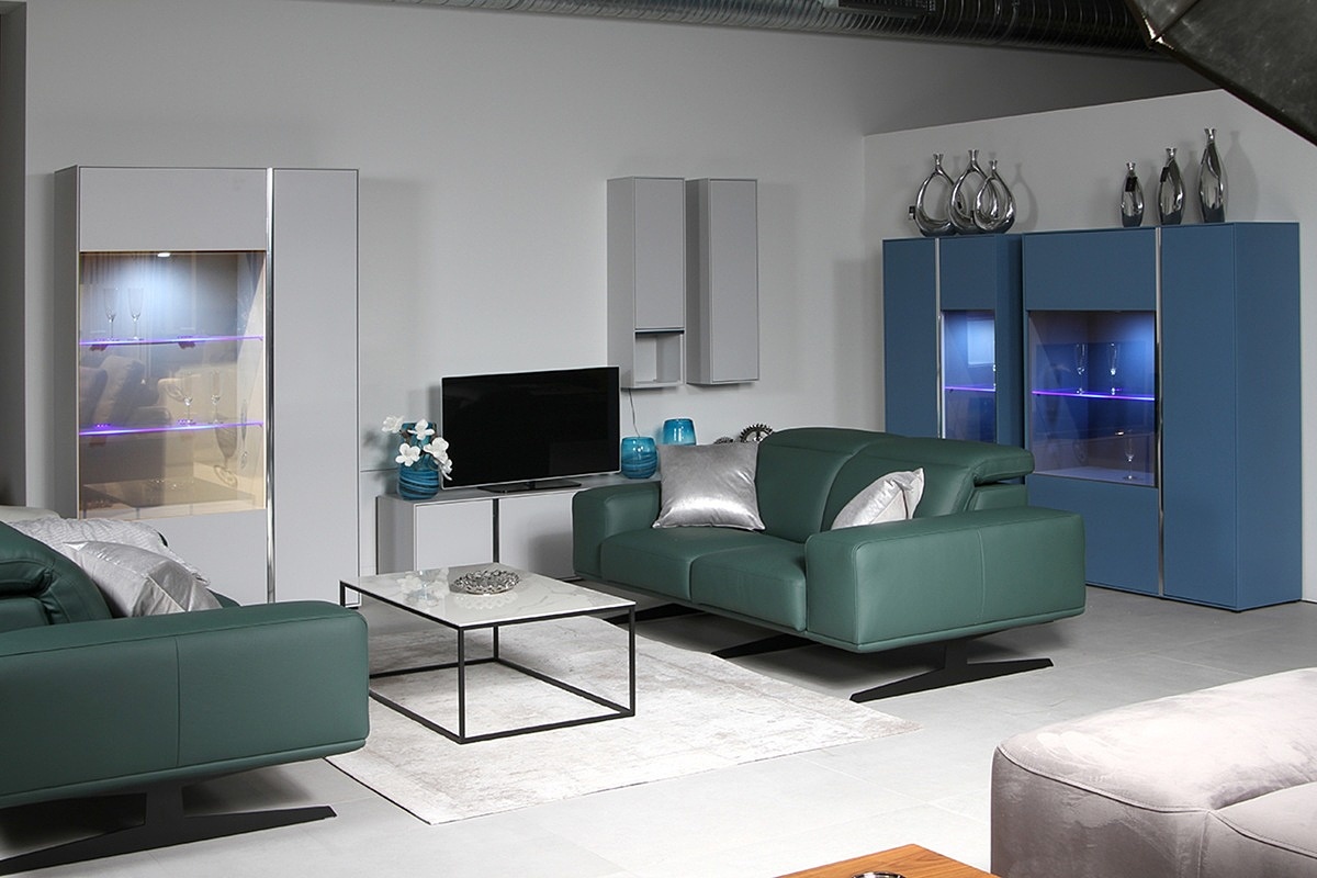 Meblościanka do nowoczesnego salonu - inspiracje, aranżacje pomysły 3 Laguna – aranżacja wnętrza nowoczesnego salonu z szarą i niebieską witryną oraz sofą w kolorze butelkowej zieleni