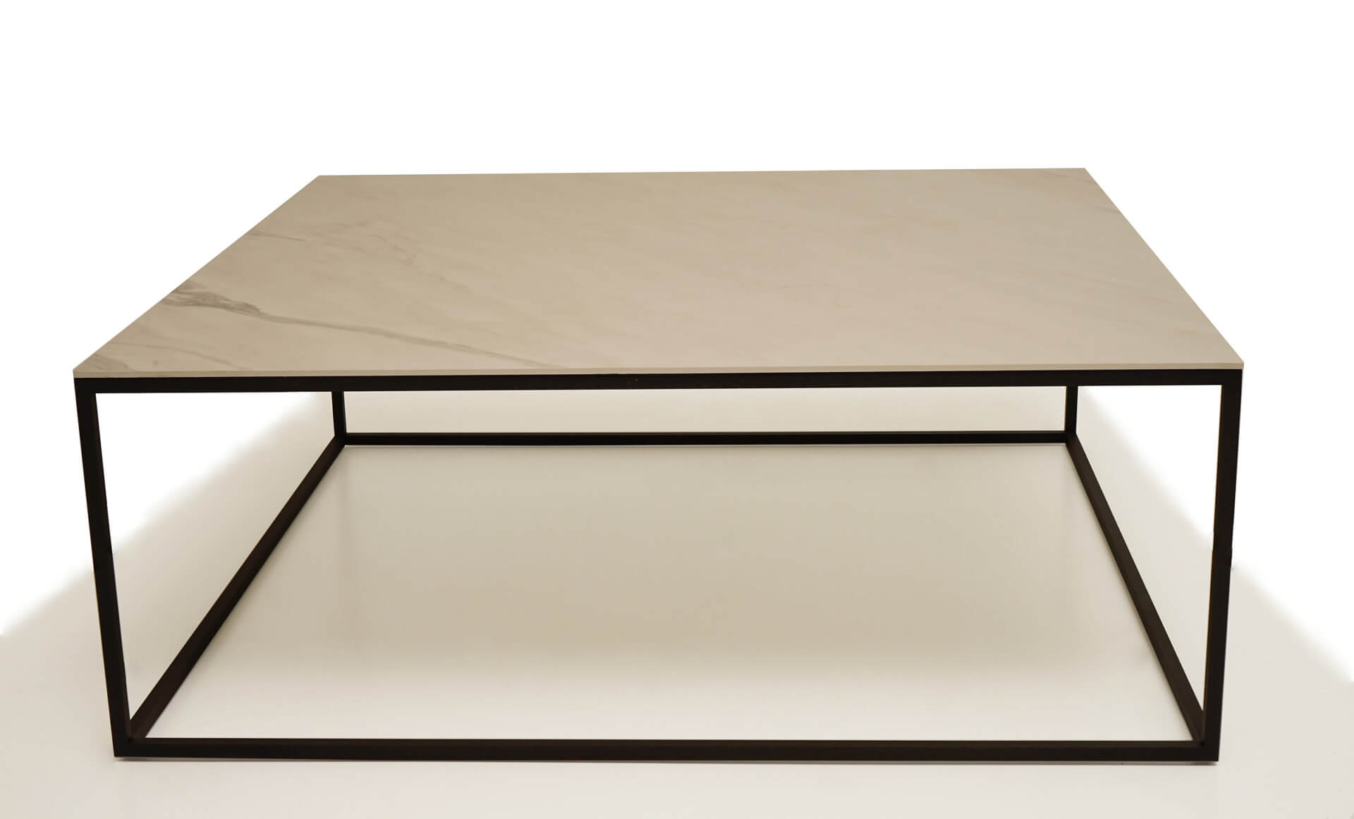 Stolik kawowy B4 &ndash; industrialny styl i ponadczasowa elegancja, wymiary 100 x 100 cm
