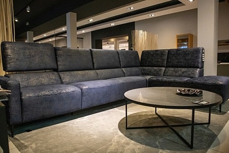 Sofa na metalowych nogach do pokoju dziennego