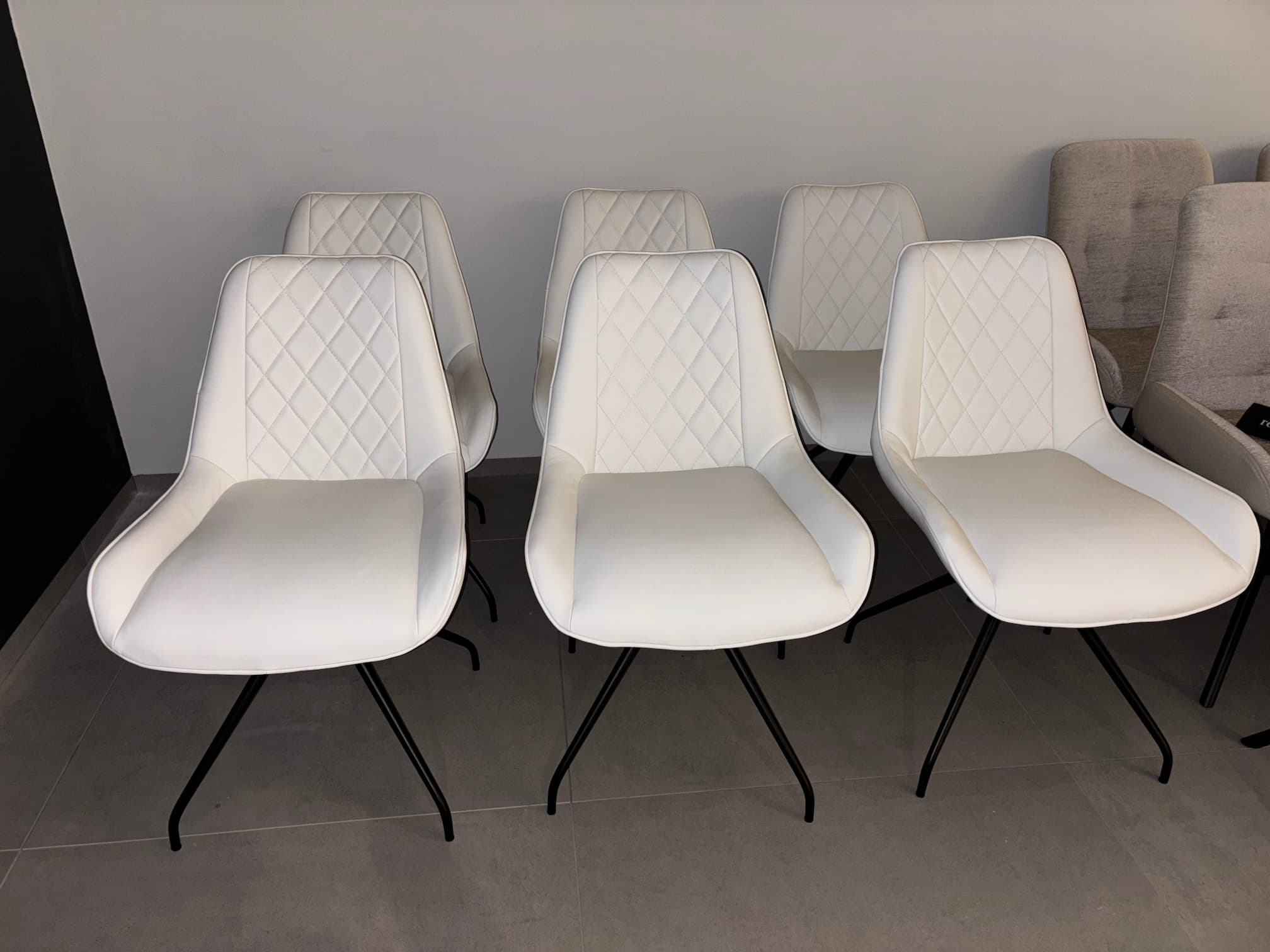 KRZESŁA CAROLINE 01 &ndash; 6 szt sk&oacute;ra Massif White obrotowe -20% 7.580 zł
