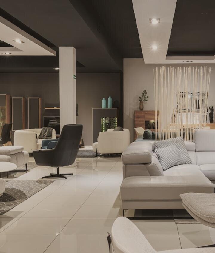 nowoczesne meble salonowe narożnik fotele aranżacja wnętrza showroom