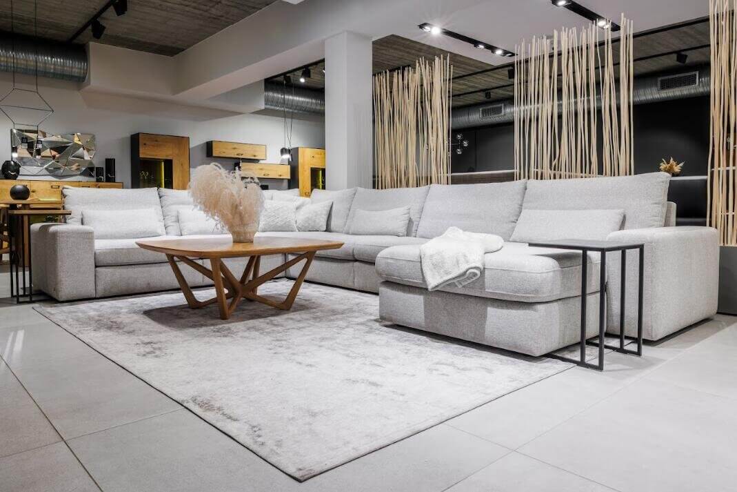 nowoczesny szary narożnik drewniany stolik dywan ozdoby salon