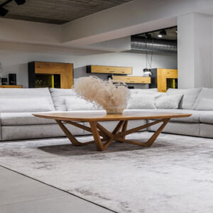 nowoczesny salon sofa stolik drewniany dekoracje dywan