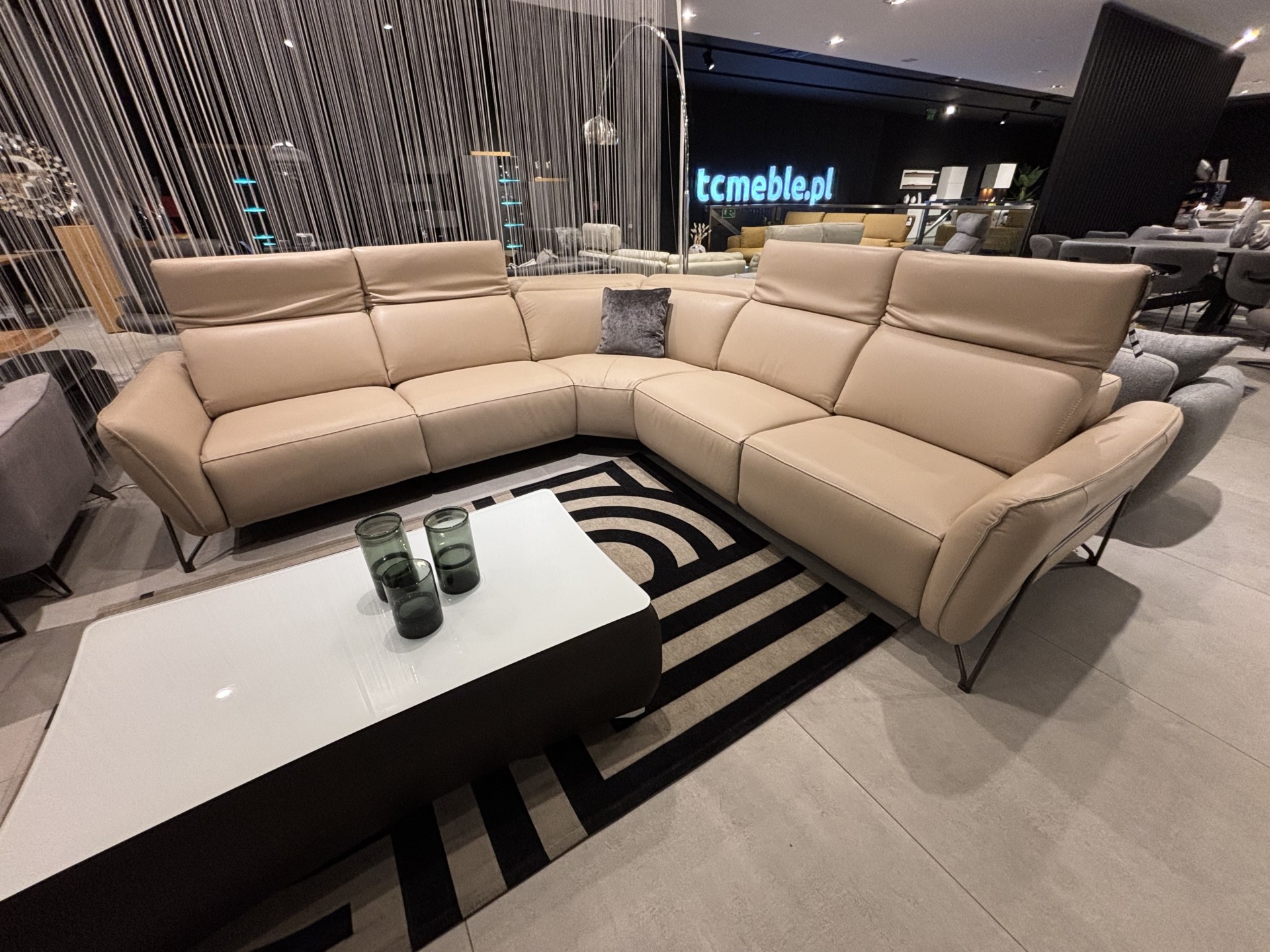 CD.6076 &ndash; NAROŻNIK W BEŻOWEJ SK&Oacute;RZE DWA RELAXY ELEKTRYCZNE -15% 14.600 ZŁ
