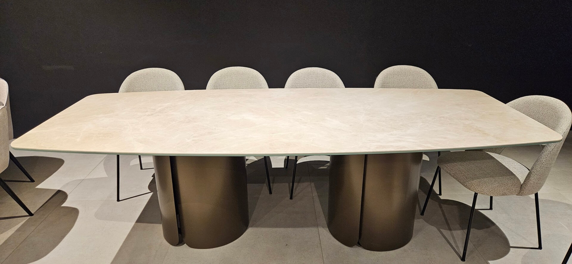 A21 &ndash; Stylowy st&oacute;ł ze spieku DIAMOND CREAM POLER 260 x 110cm -10% 10.520 ZŁ