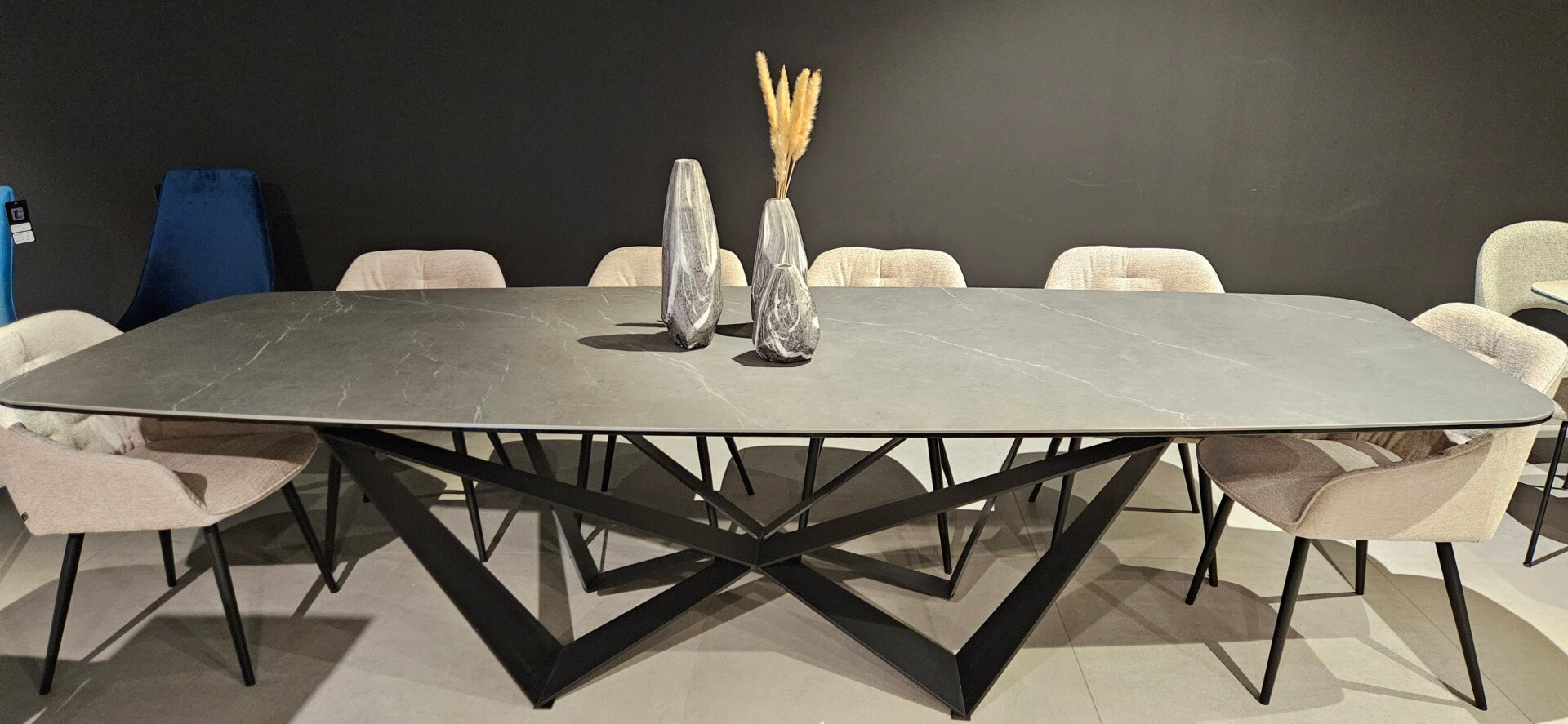 Elegancki ST&Oacute;Ł MAGNAT ze spieku PIETRA GREY MAT 300 x 110CM