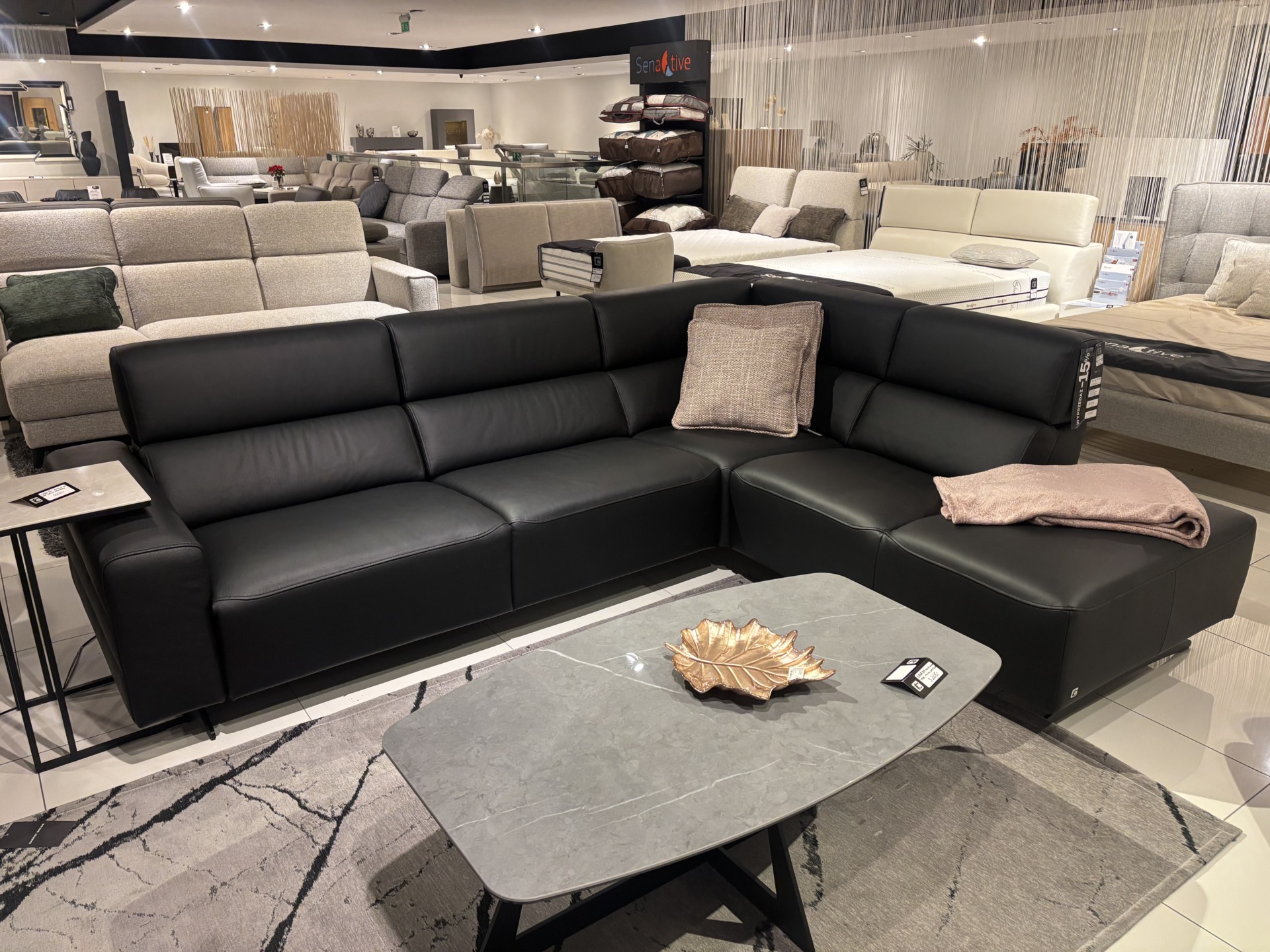 INFINITY &ndash; NOWOCZESNY CZARNY NAROŻNIK SK&Oacute;RA NATURALNA NA CZARNYCH PŁOZACH -15% 11.740 ZŁ