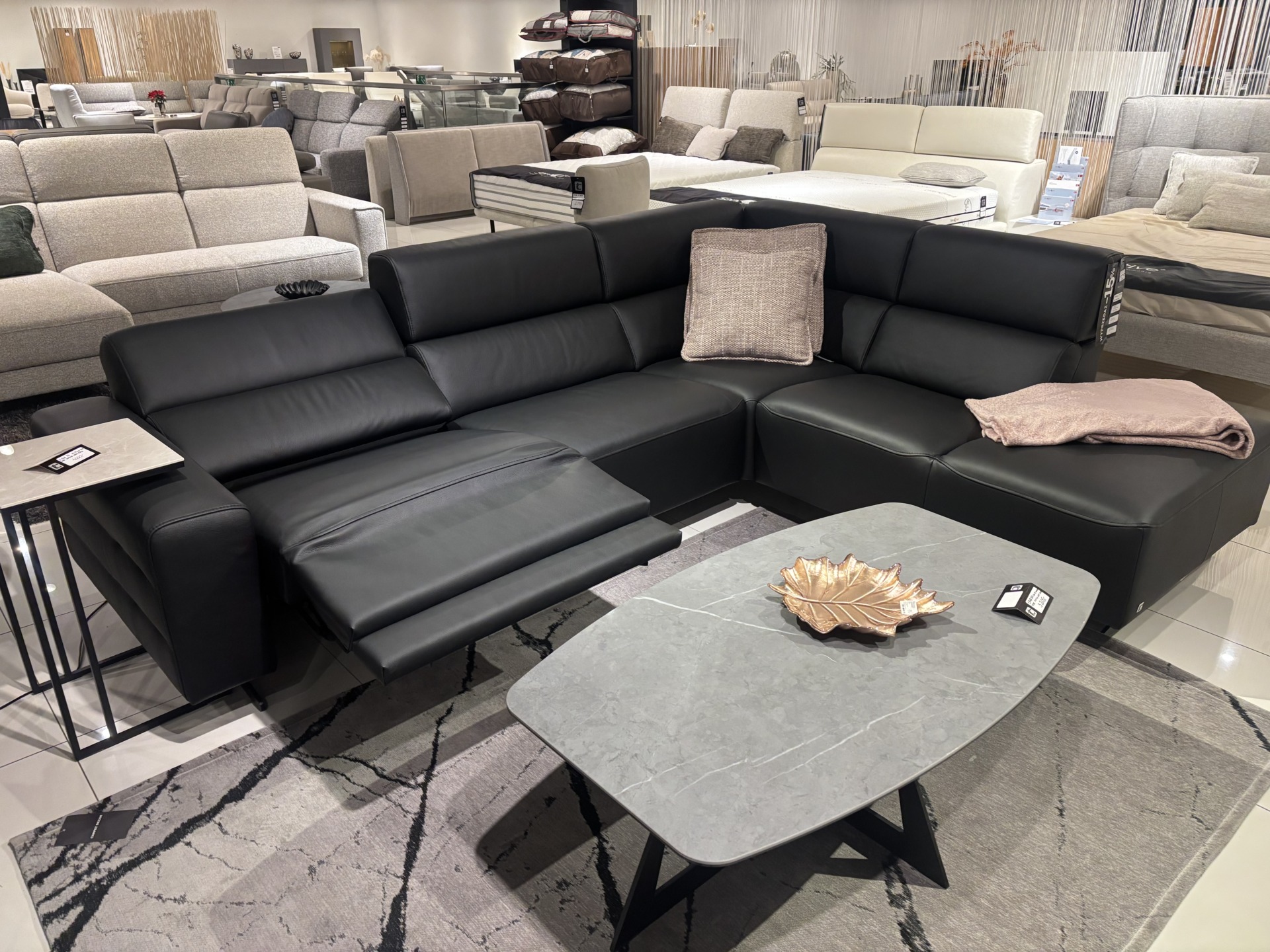 czarny narożnik sk&oacute;rzany nowoczesny z funkcją relaksu salon