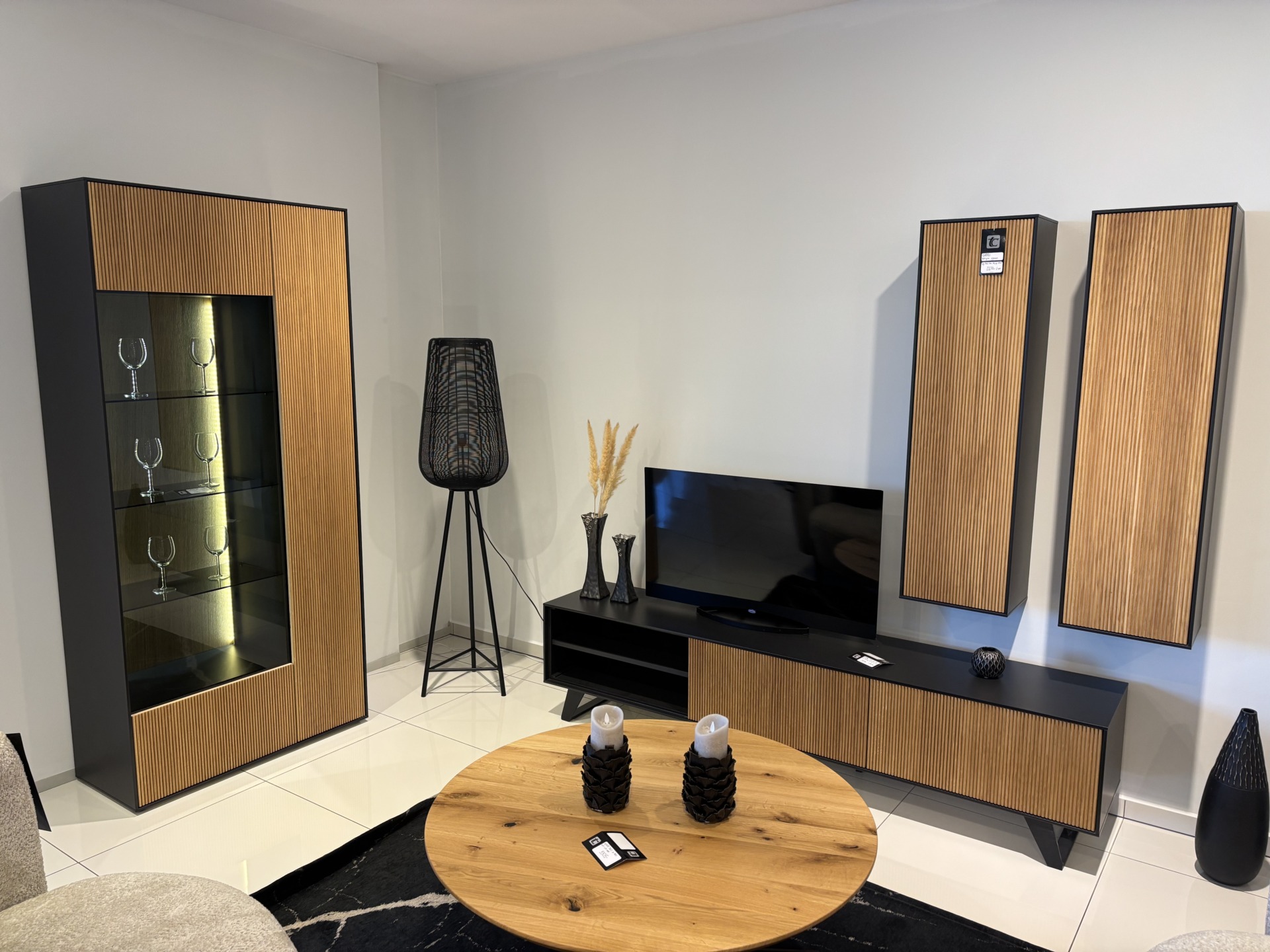 ZESTAW MEBLI CAPRI &ndash; NOWOCZESNA KOLEKCJA Z RYFLOWANYMI FRONTAMI DĄB -40% 9.990 ZŁ