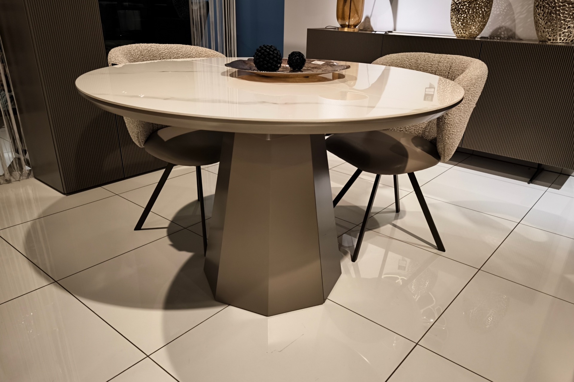 ST&Oacute;Ł A26 śr. 120 + 2&times;50 cm, Spiek Calacatta Oro Venato poler