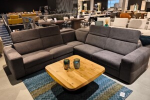 NEW Strona Główna 5 duży szary narożnik nowoczesny w salonie z drewnianym stolikiem